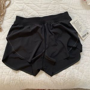 BNWT Lululemon Find Your Pace shorts Size 4 Black